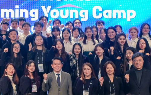 2025년 차세대동포 청년 5차 모국 초청연수 개회식(서울=연합뉴스) 지난 1일 서울 메이필드 호텔에서 열린 2025년 차세대동포 청년 5차 모국 초청연수 개회식에 참여한 정안나(왼쪽서 4번째) 부학장. 왼쪽서 3번째는 김경협 재외동포청장, 맨오른쪽은 김영근 재외동포협력센터장. [재외동포협력센터 제공]