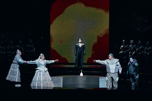 국립오페라단 '트리스탄과 이졸데'지난 4일 서울 예술의전당 오페라극장에서 열린 국립오페라단의 '트리스탄과 이졸데' 공연 1막에서 사랑의 묘약에 취한 트리스탄과 이졸데가 마르케 왕을 만나고 있다. 2025.12.04. [국립오페라단 제공. 재판매 및 DB금지]