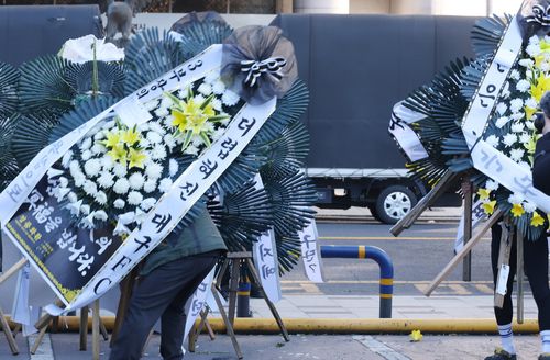 '대구FC 쇄신해야' 근조화환 시위(대구=연합뉴스) 박세진 기자 = 5일 대구FC 응원단 '그라지예'가 프로축구 K리그2로 강등된 구단의 쇄신을 촉구하며 대구 중구 대구시청 동인청사 앞에 근조화환을 설치했다. 2025.12.5 psjpsj@yna.co.kr