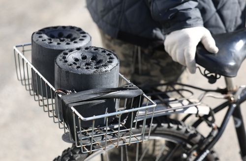 연탄 받은 어르신[촬영 윤관식]