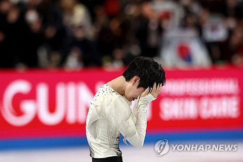 얼굴 감싸는 서민규서민규가5일 일본 나고야 IG 아레나에서 열린 2025-2026 ISU 주니어 그랑프리 파이널 남자 싱글 프리스케이팅에서 연기를 마친 뒤 기뻐하고 있다. [AFP=연합뉴스]