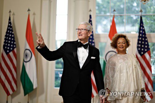 팀 쿡 애플 최고경영자(CEO·왼쪽)와리사 잭슨 환경·사회사업 담당 부사장이 지난 2023년 6월 22일(현지시간) 미국 백악관 만찬에 참석하고 있다. [EPA=연합뉴스 자료사진]