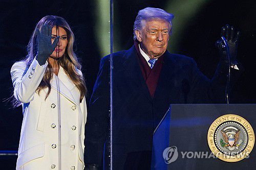 성탄절 트리 점등식 참석한 트럼프 대통령 부부(워싱턴 로이터=연합뉴스 재판매 및 DB금지)