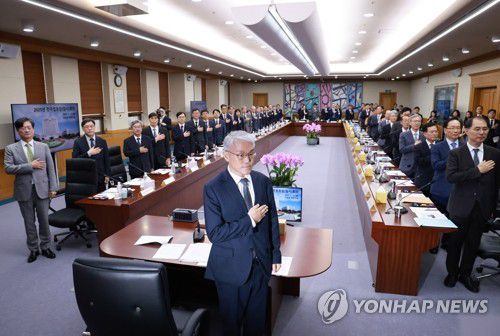 전국법원장회의 임시회의(서울=연합뉴스) 홍해인 기자 = 천대엽 법원행정처장과 각급 법원장들이 12일 서울 서초구 대법원에서 열린 전국법원장회의 임시회의에서 국기에 경례하고 있다. 2025.9.12 hihong@yna.co.kr