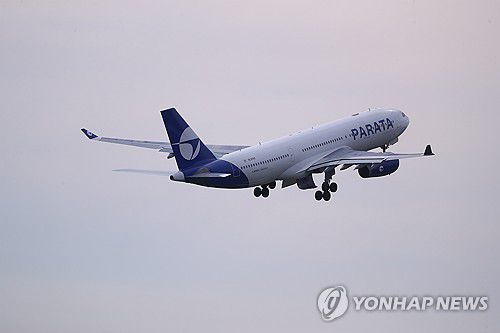 이륙하는 파라타항공 항공기[연합뉴스 자료사진]