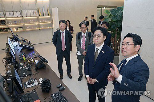 반도체 설계 전문 기업 찾은 김정관 장관[산업통상자원부 제공. 재판매 및 DB 금지]