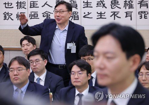 발언권 요청하는 이화영 전 경기도 평화부지사(서울=연합뉴스) 류영석 기자 = 23일 국회 법제사법위원회에서 열린 2025년 국정감사에서 박상용 법무연수원 교수의 의원 질의에 대한 답변 중 이화영 전 경기도 평화부지사가 발언권 요청하고 있다. 2025.10.23 ondol@yna.co.kr