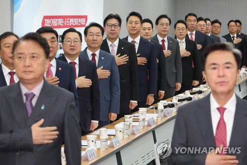 국힘 지방선거기획단-광역단체장 연석회의(서울=연합뉴스) 김주성 기자 = 국민의힘 장동혁 대표와 송언석 원내대표, 오세훈 서울시장 등 광역단체장들이 12일 서울 여의도 당사에서 열린 '지방선거총괄기획단-시도 광역단체장 연석회의'에서 국기에 경례하고 있다. 2025.11.12 utzza@yna.co.kr