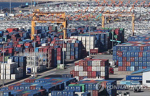 경기도 평택항에 컨테이너가 쌓여 있는 모습[연합뉴스 자료사진. 재판매 및 DB 금지]