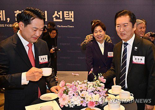 대화하는 장동혁 대표와 정청래 대표(서울=연합뉴스) 국민의힘 장동혁 대표(왼쪽)와 더불어민주당 정청래 대표가 20일 서울 여의도 FKI플라자 그랜드볼룸에서 '격랑의 세계, 한국의 선택'을 주제로 열린 '2025 코라시아 포럼'에서 대화하고 있다. 2025.11.20 [한국일보 제공. 재판매 및 DB 금지] photo@yna.co.kr