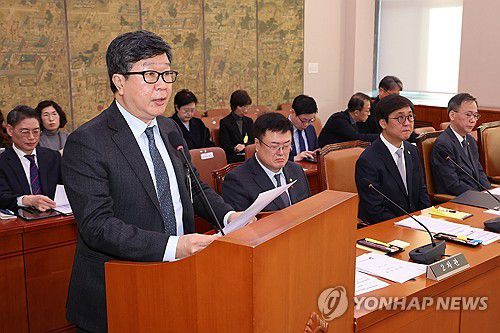 '학폭 수험생' 한예종 합격 관련 현안보고(서울=연합뉴스) 김주성 기자 = 편장완 한국예술종합학교 총장이 28일 서울 여의도 국회에서 열린 문화체육관광위원회 전체회의에서 학교폭력 가해자 기록이 있는 수험생이 합격한 것과 관련해 현안보고를 하고 있다. 2025.11.28 utzza@yna.co.kr