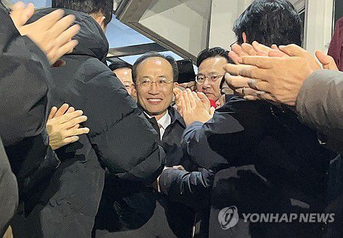 국민의힘 추경호 의원 구속영장 기각(의왕=연합뉴스) 노선웅 기자 = 12·3 비상계엄 당시 의원들의 계엄 해제 표결 참여를 방해한 혐의를 받는 국민의힘 추경호 의원이 구속영장이 기각돼 3일 경기도 의왕 서울구치소를 나오고 있다. 2025.12.3 bueno@yna.co.kr