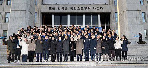 국회 본관 2층 정문 글새김 제막식(서울=연합뉴스) 신현우 기자 = 우원식 국회의장이 3일 서울 여의도 국회에서 열린 정현관 글새김 제막식에 참석해 제막한 뒤 기념 촬영하고 있다. 2025.12.3 [공동취재] nowwego@yna.co.kr