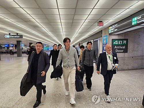 2026 북중미 월드컵 조 추첨 참석을 위해 미국에 입국한 홍명보 감독(워싱턴=연합뉴스) 박성민 특파원 = 홍명보 축구대표팀 감독(사진 가운데)이 2026 북중미 월드컵 조 추첨식 참석을 위해 3일(현지시간) 워싱턴DC 인근 덜레스 국제공항을 통해 입국했다. 2025.12.4 min22@yna.co.kr