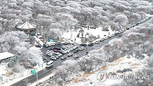 한라산은 겨울왕국(제주=연합뉴스) 박지호 기자 = 제주도 산지에 내려진 대설특보가 해제된 4일 오전 한라산 1100고지를 찾은 이들이 겨울 정취를 만끽하고 있다. 2025.12.4 jihopark@yna.co.kr