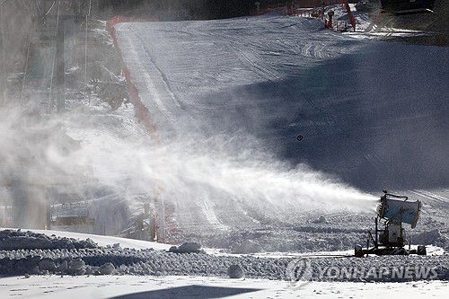 스키장 겨울시즌 돌입..인공눈 뿌리기(홍천=연합뉴스) 이상학 기자 = 아침기온이 영하권으로 뚝 떨어진 4일 강원 홍천의 한 스키장이 슬로프에 제설작업을 하며 본격적인 겨울시즌 운영에 나서고 있다.  2025.12.4 hak@yna.co.kr