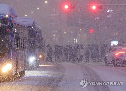 대설주의보 발효된 서울 퇴근길(서울=연합뉴스) 이진욱 기자 = 4일 서울 마포구 홍대 부근에 눈이 내리는 가운데 퇴근길 시민들이 이동하고 있다. 2025.12.4 cityboy@yna.co.kr