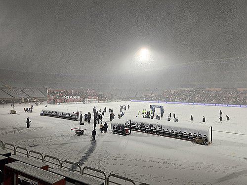 부천-수원FC K리그 승강 PO 1차전 폭설로 취소(부천=연합뉴스) 배진남 기자 = 한국 프로축구 경기가 눈 때문에 취소되는 일이 일어났다.     4일 오후 7시 부천종합운동장에서 열릴 예정이던 하나은행 K리그 승강 플레이오프(PO) 2025 1차전 부천FC-수원FC 경기가 강설로 취소됐다.     사진은 이날 부천종합운동장에 쌓인 눈. 2025.12.4 hosu1@yna.co.kr