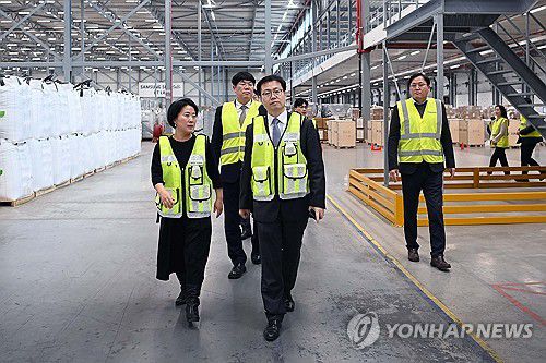 여한구 통상교섭본부장, 네덜란드 로테르담항과 공동물류센터 현장 방문(서울=연합뉴스) 여한구 산업통상부 통상교섭본부장이 3일(현지시간) 네덜란드 로테르담 항과 공동물류센터를 방문, 주요시설을 둘러보고 있다. 2025.12.5 [산업통상부 제공. 재판매 및 DB 금지] photo@yna.co.kr