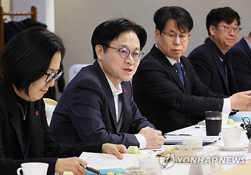 제1차 자원안보협의회, 발언하는 김정관 장관(서울=연합뉴스) 이정훈 기자 = 김정관 산업통상부 장관이 5일 서울 종로구 정부서울청사에서 열린 제1차 자원안보협의회에서 발언하고 있다. 2025.12.5 uwg806@yna.co.kr