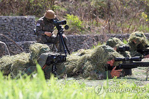육군, '2025 최정예 300전투원' 시상식 진행(서울=연합뉴스) 육군은 5일 충남 계룡시 계룡대학교 무궁화회관에서 '2025년 최정예 300전투원 시상식'을 진행한다고 밝혔다. 사진은 최정예 300전투원 대표선발을 위한 사단 저격수 경연대회에서 관측수가 고배율 관측경으로 표적을 식별한 뒤, 저격수가 K14 저격용 소총으로 사격하고 있는 모습. 2025.12.5 [육군 제공. 재판매 및 DB 금지] photo@yna.co.kr