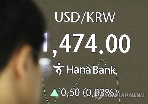 환율 상승 출발(서울=연합뉴스) 이재희 기자 = 5일 서울 중구 하나은행 본점 딜링룸에서 직원들이 업무를 보고 있다. 이날 코스피는 전장보다 5.01포인트(0.12%) 내린 4,023.50로, 원/달러 환율은 1.2원 오른 1,474.7로 시작했다. 2025.12.5 scape@yna.co.kr