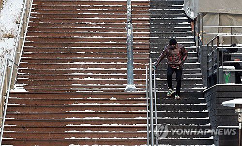 빙판길에 난간 붙잡고 이동(서울=연합뉴스) 한종찬 기자 = 폭설 후 한파로 도로 곳곳이 얼어붙은 5일 서울 이태원역 인근에서 시민이 빙판길을 조심히 걷고 있다. 2025.12.5 saba@yna.co.kr