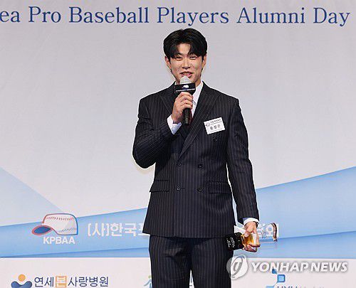 수상 소감 말하는 송성문(서울=연합뉴스) 류영석 기자 = 5일 서울 강남구 리베라호텔에서 열린 한국프로야구 은퇴선수협회 은퇴선수의 날 시상식에서 키움 히어로즈 송성문이 최고의 선수상을 받은 뒤 소감을 말하고 있다. 2025.12.5 ondol@yna.co.kr