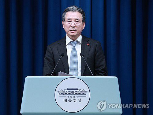 브리핑하는 김용범 정책실장(서울=연합뉴스) 한상균 기자 = 김용범 정책실장이 5일 용산 대통령실 기자회견장에서 이재명 대통령과 손정의 소프트뱅크그룹 회장 면담 관련 브리핑을 하고 있다. 2025.12.5 [대통령실통신사진기자단] xyz@yna.co.kr