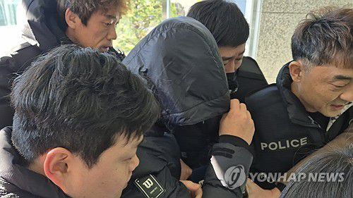 '갑질 의혹' 양양군 공무원 영장실질심사 출석(속초=연합뉴스) 류호준 기자 = 5일 춘천지법 속초지원에 양양군 소속 7급 운전직 공무원 A씨가 구속 전 피의자 심문(영장실질심사)을 받기 위해 출석하고 있다.     A씨는 환경미화원들에게 폭행·강요 등 직장 내 괴롭힘을 했다는 혐의를 받는다. 2025.12.5 ryu@yna.co.kr