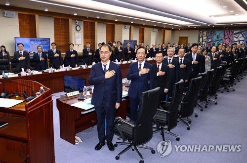 국기에 경례하는 전국법원장회의 참석자들(서울=연합뉴스) 한종찬 기자 = 5일 서울 서초구 대법원 대회의실에서 열린 전국법원장회의에서 참석자들이 국기에 경례하고 있다. 2025.12.5 saba@yna.co.kr