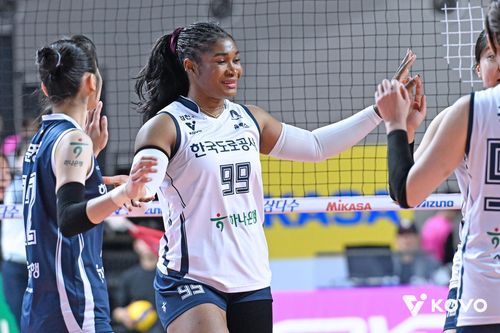 한국도로공사의 외국인 거포 모마(중앙)[한국배구연맹 제공. 재판매 및 DB 금지]