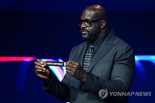 한국 뽑는 샤킬 오닐[AFP=연합뉴스]