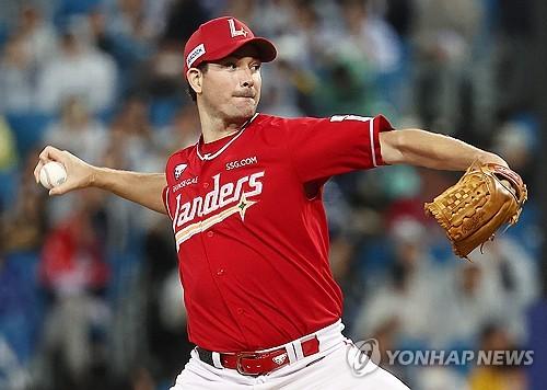 선발 역투 앤더슨(대구=연합뉴스) 김성민 기자 = 13일 대구 삼성라이온즈파크에서 열린 2025 KBO 프로야구 포스트시즌 준플레이오프 3차전 SSG 랜더스와 삼성 라이온즈의 경기. 1회말 SSG 선발로 나선 드루 앤더슨이 역투하고 있다. 2025.10.13     ksm7976@yna