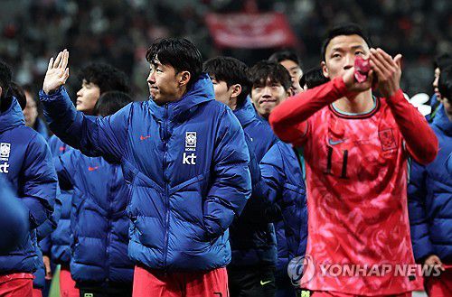 관중들에게 인사하는 손흥민(서울=연합뉴스) 김인철 기자 = 18일 서울 마포구 서울월드컵경기장에서 열린 남자축구 국가대표 A매치 평가전 대한민국과 가나의 경기. 1-0으로 승리한 한국의 손흥민이 경기 종료 후 그라운드를 돌며 관중들에게 인사하고 있다. 2025.11.18 yatoya@yna.co.kr