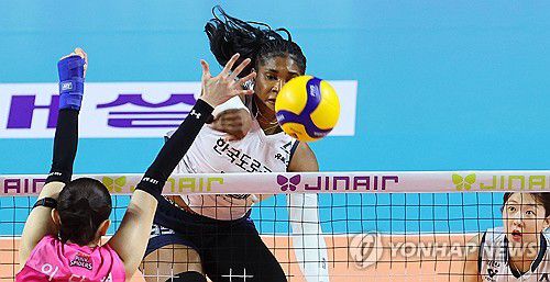 강스파이크 모마(인천=연합뉴스) 임순석 기자 = 3일 인천 삼산월드체육관에서 열린 프로배구 V리그 여자부 흥국생명과 한국도로공사의 경기. 한국도로공사 모마가 공격하고 있다. 2025.12.3 soonseok02@yna.co.kr