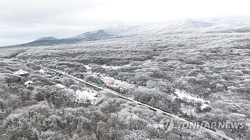 한라산은 겨울왕국(제주=연합뉴스) 박지호 기자 = 제주도 산지에 내려진 대설특보가 해제된 4일 오전 한라산 1100고지를 찾은 이들이 겨울 정취를 만끽하고 있다. 2025.12.4 jihopark@yna.co.kr