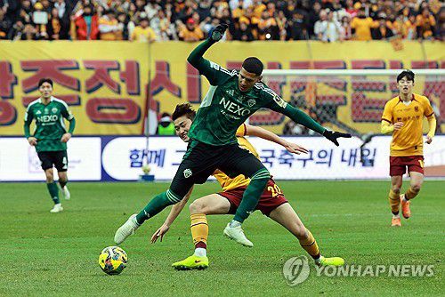 티아고, '내공이야'(서울=연합뉴스) 한종찬 기자 = 6일 오후 서울 마포구 월드컵로 서울월드컵경기장에서 열린 광주FC와 전북현대의 2025 하나은행 코리아컵 결승전. 전북 티아고가 드리블을 하고 있다. 2025.12.6 saba@yna.co.kr