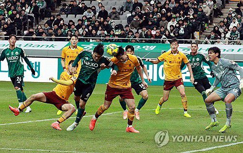 헤딩 시도하는 박진섭(서울=연합뉴스) 한종찬 기자 = 6일 오후 서울 마포구 월드컵로 서울월드컵경기장에서 열린 광주FC와 전북현대의 2025 하나은행 코리아컵 결승전. 전북 박진섭이 헤딩하고 있다. 2025.12.6 saba@yna.co.kr