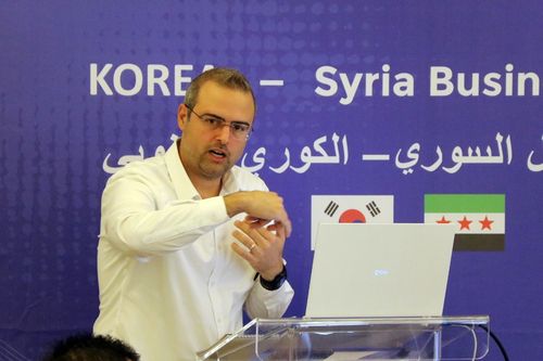 "상황 불완전하지만 기회 많아"(베이루트=연합뉴스) 김동호 특파원 = 이코노미스트 카람 샤르가 5일(현지시간) 한·시리아 비즈니스포럼 2일차 행사에서 발표 중이다. 2025.12.7 dk@yna.co.kr