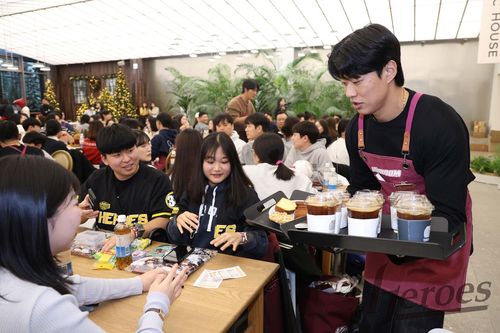 팬들에게 음료를 전달하는 송성문[키움 히어로즈 제공. 재판매 및 DB 금지]