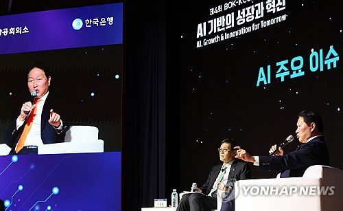 특별대담 하는 최태원 회장(서울=연합뉴스) 이진욱 기자 = 12월 5일 서울 중구 대한상공회의소에서 열린 한국은행, 대한상공회의소 공동주최 'AI 기반의 성장과 혁신' 세미나에서 최태원 대한상공회의소 회장(오른쪽)과 이창용 한국은행 총재가 특별대담을 하고 있다.