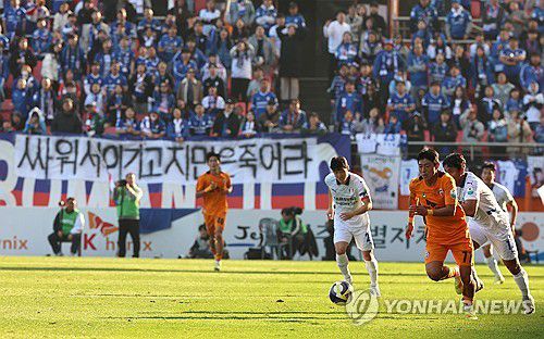 제주 김승섭의 쇄도(서귀포=연합뉴스) 박지호 기자 = 7일 오후 서귀포시 제주월드컵경기장에서 하나은행 K리그 2025 승강 PO 2차전 제주SK와 수원삼성의 경기 후반 제주 김승섭이 수원 문전으로 쇄도하고 있다. 2025.12.7 jihopark@yna.co.kr