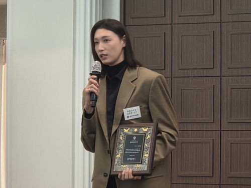 인터뷰하는 김연경(서울=연합뉴스) 하남직 기자 = 김연경이 8일 서울시 중구 프레스센터에서 열린 한국체육기자연맹 시상식에서 2025년 올해의 선수상을 받은 뒤, 취재진과 인터뷰하고 있다.