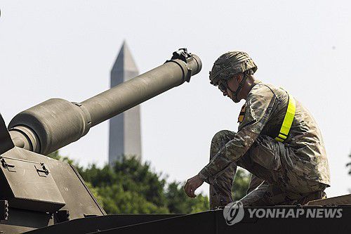 지난 6월 14일(현지시간) 미국 워싱턴DC에서 열린 군사퍼레이드를 사흘 앞둔 6월 11일 전차 위에 앉아있는 미 병사[UPI 연합뉴스 자료사진. 재배포 및 DB 금지]