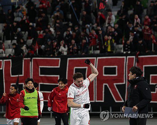 부천FC '승격이 눈앞에'(수원=연합뉴스) 이지은 기자 = 8일 수원종합운동장에서 열린 프로축구 승강 플레이오프 2차전 수원FC와 부천FC의 경기. 후반 부천FC 갈레고가 골을 넣은 뒤 관중석 앞을 달려가 세리머니를 하고 있다. 2025.12.8 jieunlee@yna.co.kr