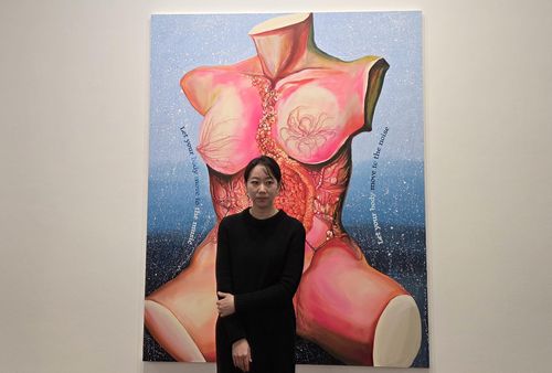 작가 장파(서울=연합뉴스) 박의래 기자 = 작가 장파가 9일 국제갤러리에서 열리는 개인전 '고어 데코'(Gore Deco)에 참석해 기념 촬영을 하고 있다. 2025.12.9. laecorp@yna.co.kr