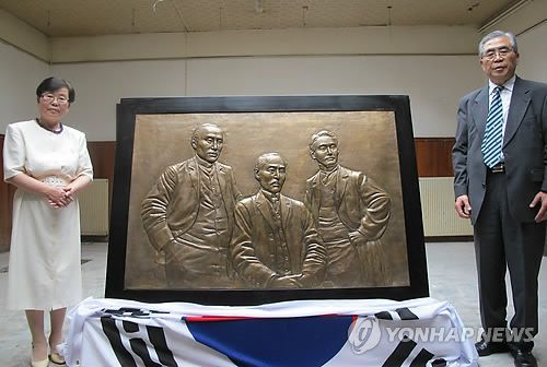 2013년 헤이그 특사 3인 부조 제막식 이준 열사 기념관서 거행[연합뉴스 자료사진. 재판매 및 DB 금지] 고종황제가 1907년 네덜란드 헤이그에서 열린 만국평화회의에 특사로 파견한 이준, 이상설, 이위종 열사의 모습을 새긴 부조 작품 제막식이 2013년 8월 28일 헤이그의 이준 열사 기념관에서 거행됐다. 당시 이기항 이준 아카데미 원장(오른쪽)과 송창주 이준 열사 기념관장이 부조 작품을 제막하고 있다. photo@yna.co.kr
