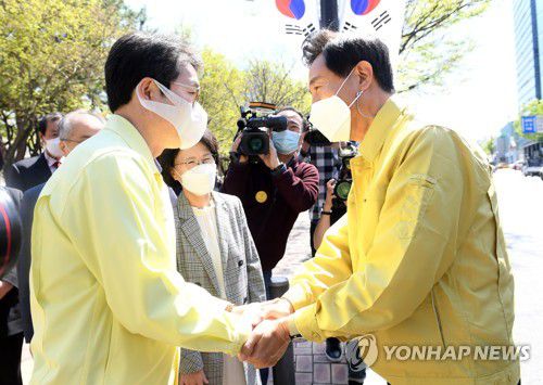 인사하는 오세훈 시장과 정원오 구청장(서울=연합뉴스) 오세훈 서울시장이 8일 서울 성동구청에 마련된 서울시 1호 예방접종센터를 방문해 정원오 성동구청장과 악수하고 있다. 2021.4.8      [서울시 제공. 재판매 및 DB 금지] photo@yna.co.kr