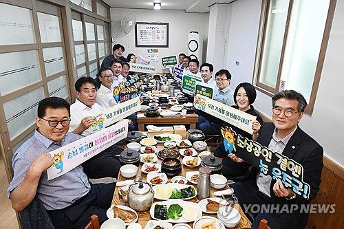 울주군의원들 "소상공인 응원합니다"(울산=연합뉴스) 5일 울산 울주군의회가 지역 한 식당에서 최근 자연재해로 인해 발생한 단수 피해로 영업 차질 등 어려움을 겪은 울주군 서부권 지역 상권 회복 지원을 위한 '응원 소비 릴레이 챌린지'에 동참했다. 2025.8.5 [울주군의회 제공. 재판매 및 DB 금지] young@yna.co.kr